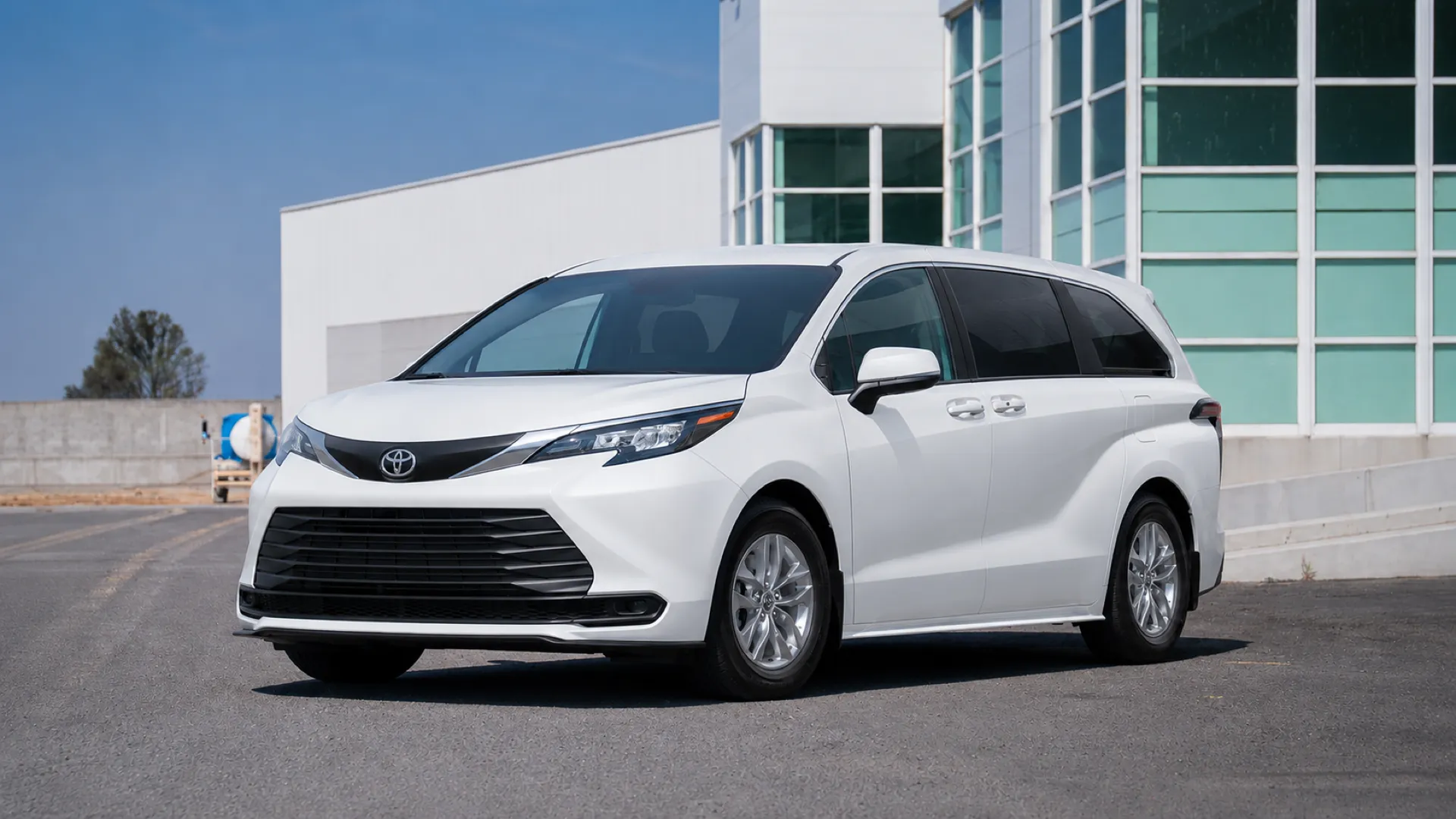 Toyota Sienna Platinum HEV blanca